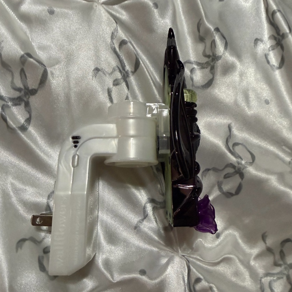 Bath & Body Works Disney Villains wallflower Maleficent light up plug in - Picture 4 of 7